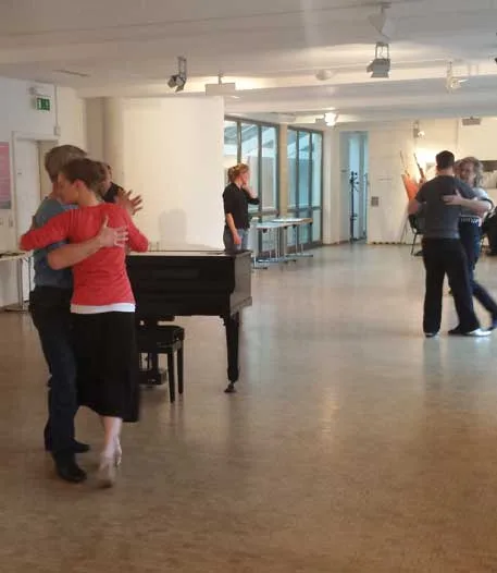 Tanzpaare beim Üben im Tanzsaal