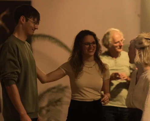 Lachende Gruppe beim Tangokurs