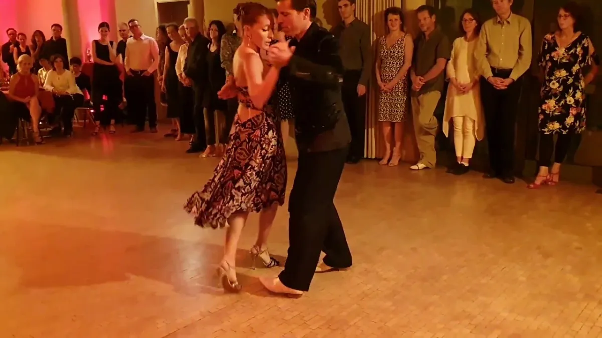 Diana und Juan tanzen zu “D’Arienzo, Rie Payaso” bei Tango am Meer Oktober 2019