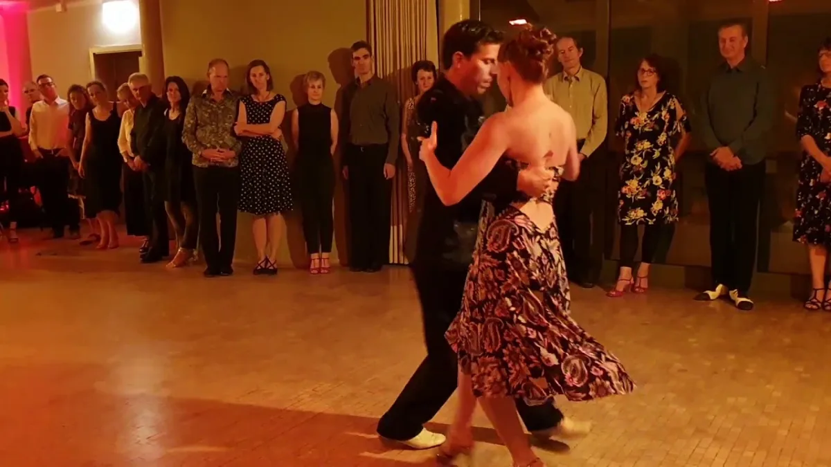 Diana und Juan tanzen zu “Di Sarli, Ensueno” bei Tango am Meer Oktober 2019