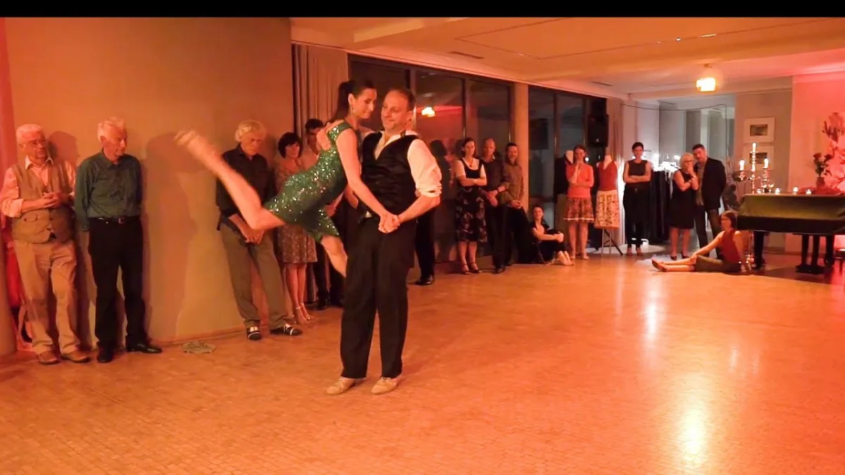 Susanne und Rafael tanzen zu La Cicatriz während des Tango-Festivalitos , Mai 2019 bei Tango am Meer