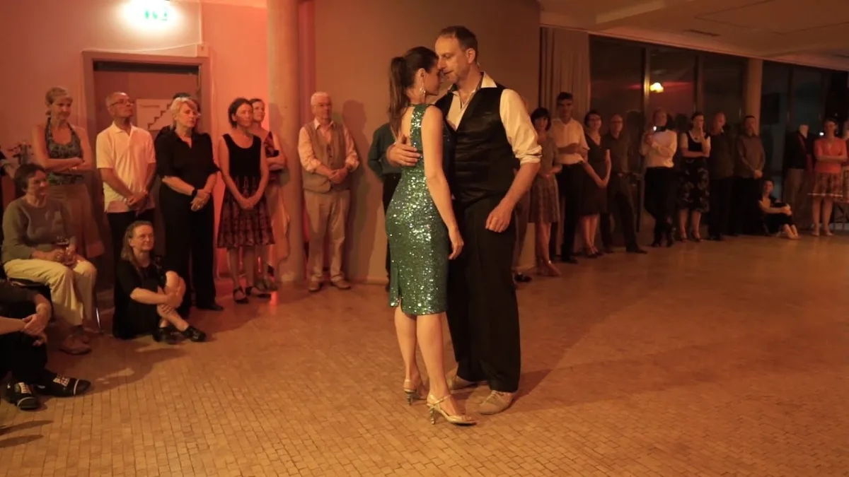 Susanne und Rafael tanzen zu “Ariele E Calibano” – Sineterra – “Festivalito” mit allen Tangolehrern Mai 2019