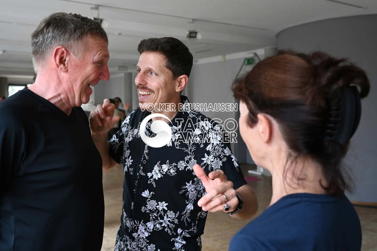Lachende Teilnehmende beim Workshop